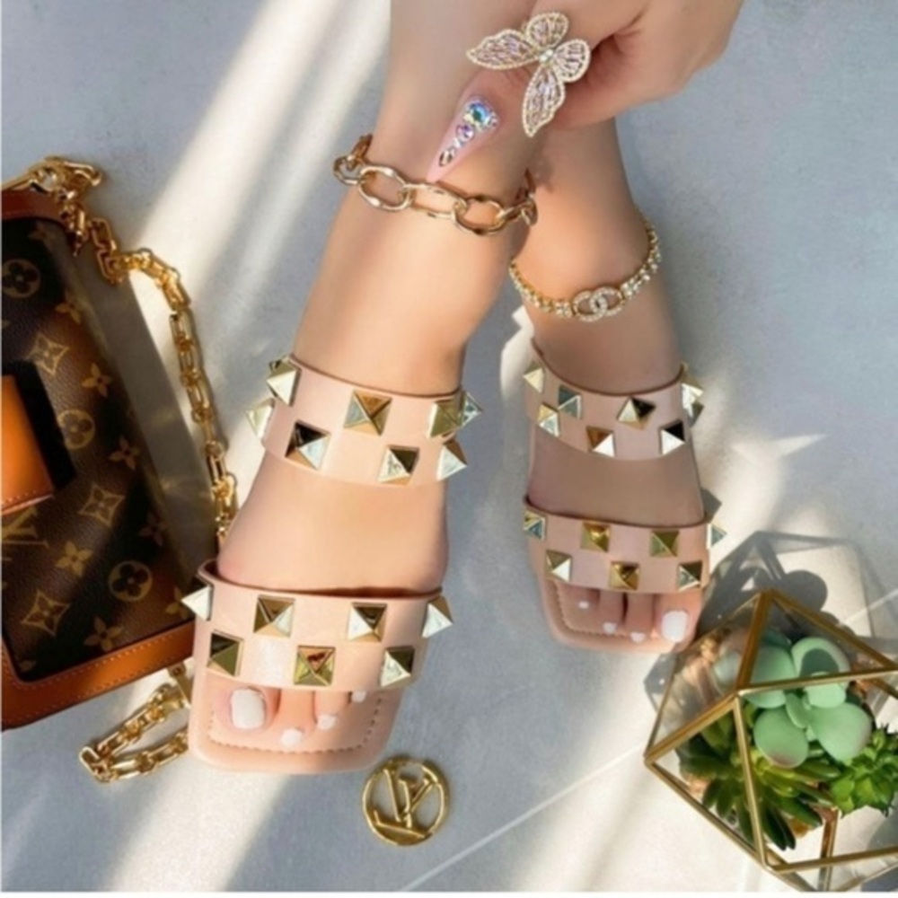 🚨 Final sale! Studded sandal tan